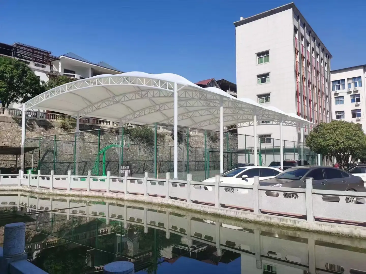 贵州威宁园区停车棚总在漏水生锈？源头膜结构厂家：按本地气候选材，避开三大坑