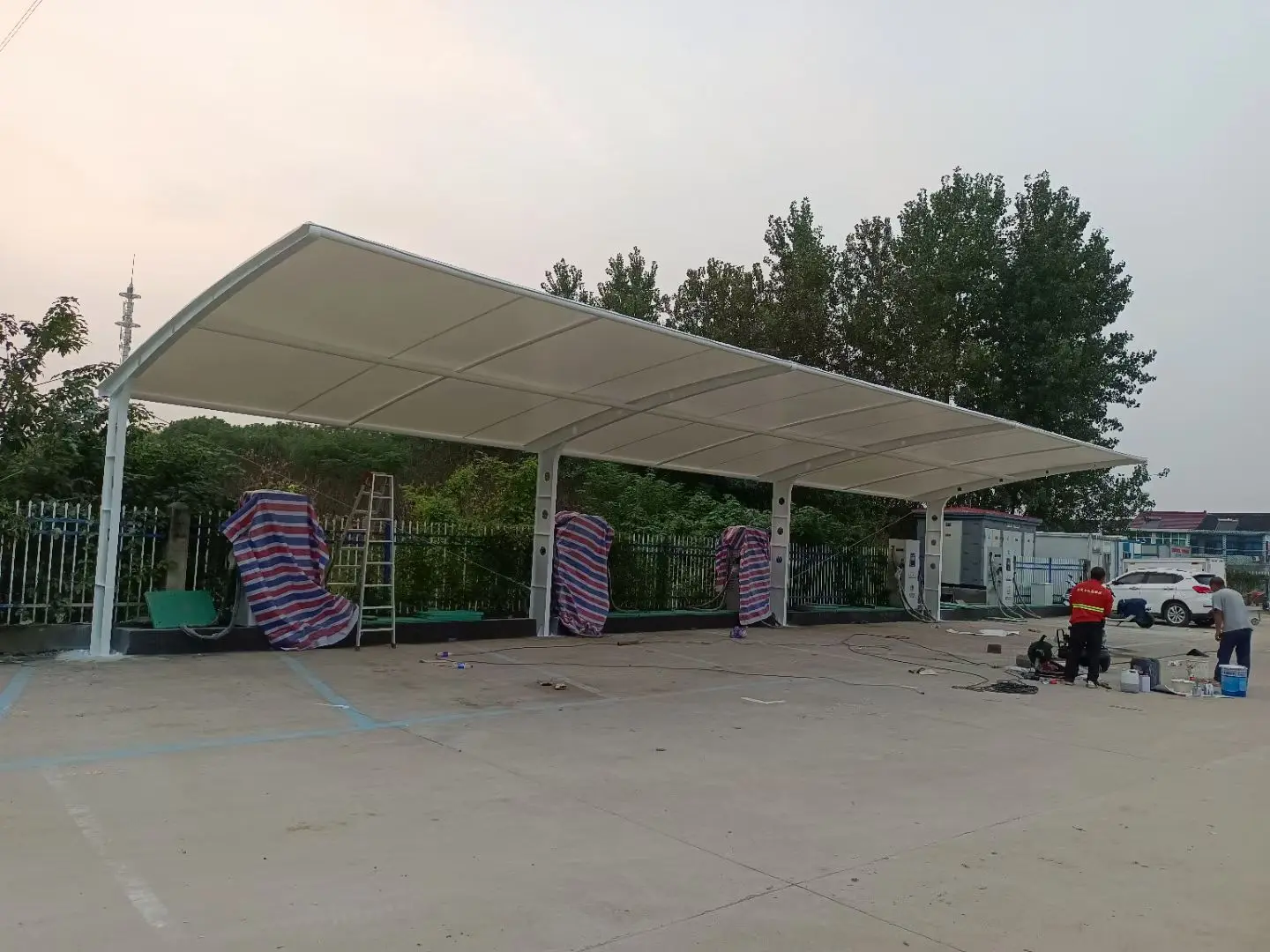 贵州威宁膜结构工程科普:山地多雨强紫外线环境,停车棚选材别只看低价